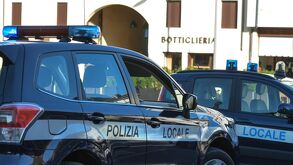 Carros de la policía de Italia haciende referencia a la detención de tres sujetos.