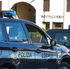 Carros de la policía de Italia haciende referencia a la detención de tres sujetos.