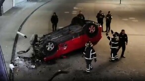 Camioneta volcada dentro de la Glorieta de Insurgentes hoy, martes 25 de noviembre de 2025.