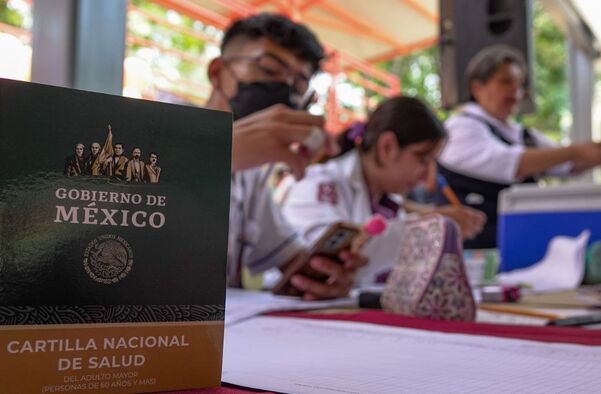 Personal de salud en México participa en la campaña de vacunación nacional para poner vacunas