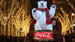 Carro alegórico de la Caravana Coca Cola.