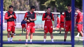 Jugadores de Chivas entrenando antes de enfrentar a Cruz Azul en los Cuartos de Final del Apertura 2025 en Liga MX.