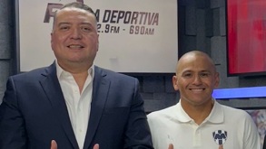 'Willie' González junto a Humberto Suazo en la cabina de RG La Deportiva la mañana del 25 de noviembre.