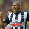 Humberto Suazo celebrando un gol en su etapa con Rayados en el año 2012.