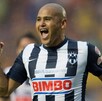 Humberto Suazo celebrando un gol en su etapa con Rayados en el año 2012.