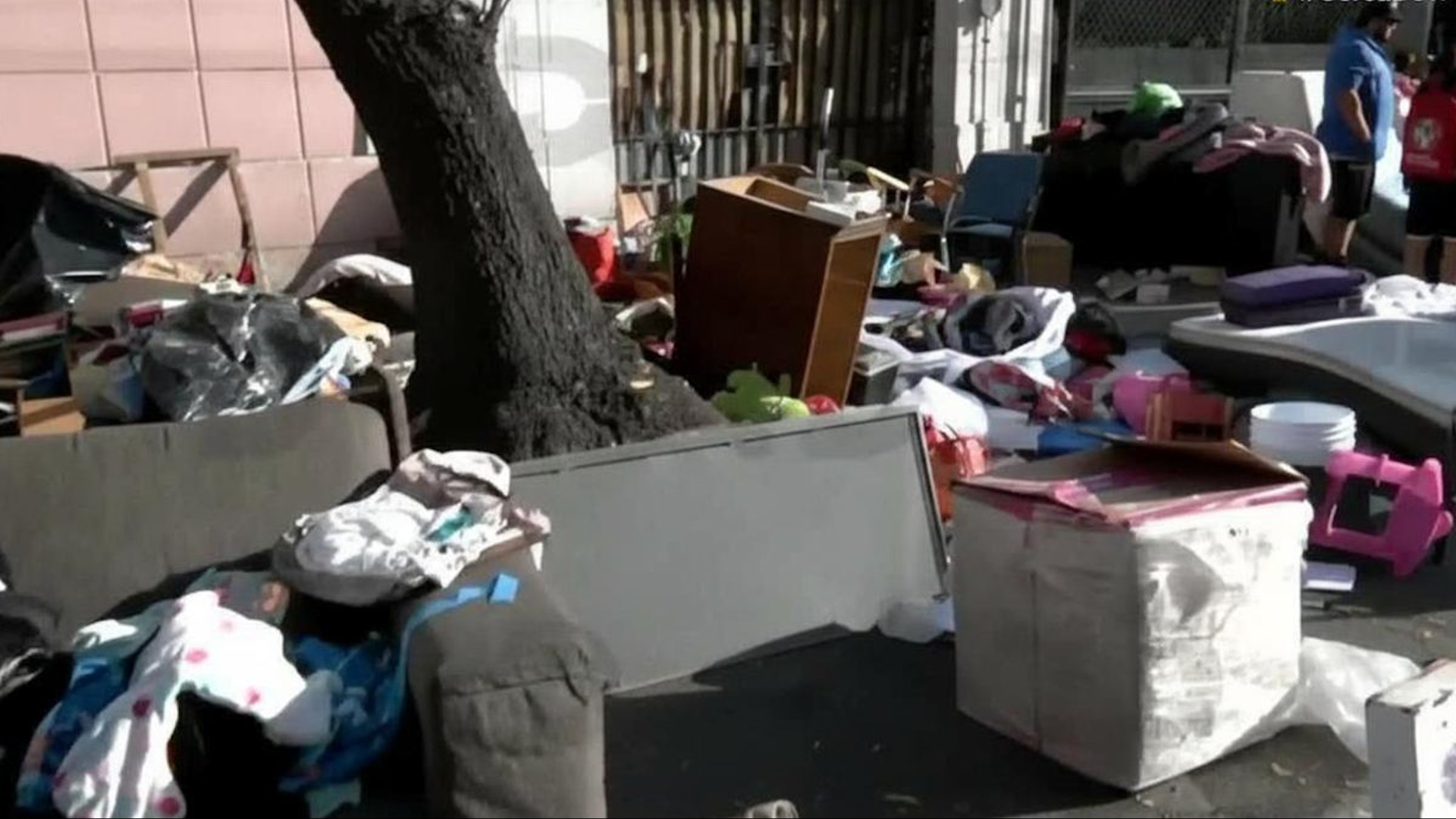 Las pertenencias de las familias permanecieron varias horas sobre la calle Antonio Caso.