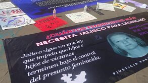 Lona y letreros en protesta de justicia para Ángela Birkenbach sobre una banqueta