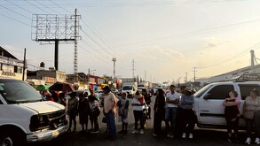 Personas se aglomeran sobre la avenida Aviación en Zapopan para exigir a la SIOP que les pague por el uso de terrenos