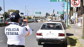 Policía de tránsito mujer infraccionando a automovilistas y usando la máquina de pago inmediato de multas en Edomex