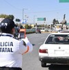 Policía de tránsito mujer infraccionando a automovilistas y usando la máquina de pago inmediato de multas en Edomex