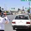 Policía de tránsito mujer infraccionando a automovilistas y usando la máquina de pago inmediato de multas en Edomex