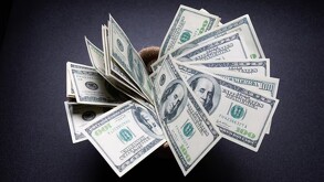 Jarrón lleno de dólares estadounidenses.