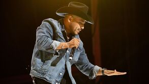 Espinoza Paz, cantante de regional mexicano, durante concierto.