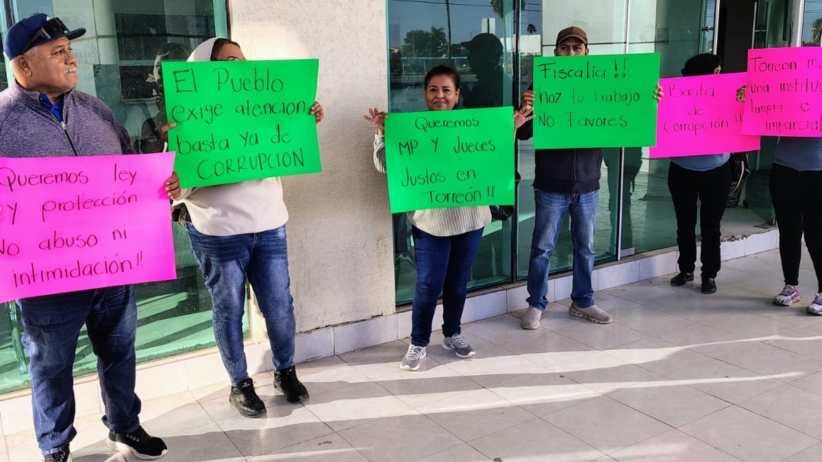 Personas con pancartas de justicia en la mano en Fiscalía de Coahuila