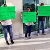 Personas con pancartas de justicia en la mano en Fiscalía de Coahuila