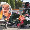 Piezas de árbol de navidad de gran tamaño desplomado en el suelo con vallas de seguridad y policías de Brasil alrededor