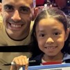 Germán Berterame junto a una aficionada del Monterrey llamada Amira, quien declaró que el delantero de Rayados es su ídolo.