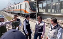 Personas y la línea 4 de fondo