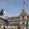 Presuntos miembros de la Generación Z protesta frente a Palacio Nacional, en el Zócalo de la Ciudad de México.