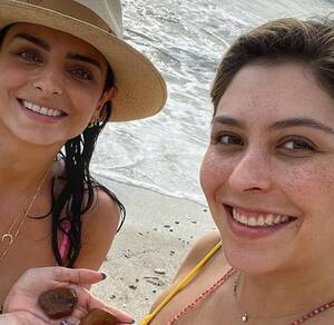 Aislinn y Michelle, medias hermanas en la playa