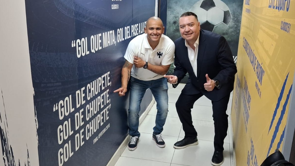 Chupete Suazo y Willie González en los pasillos de la cabina de RG La Deportiva en Monterrey.