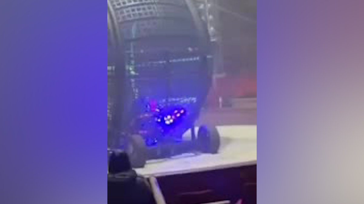 Un acróbata murió y un artista mexicano resultara gravemente herido tras un impactante accidente durante el número conocido como el “globo de la muerte”.