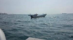 Lancha con dos personas sobre ella en medio del mar en Playa Jardín de Michoacán realizando labores de búsqueda