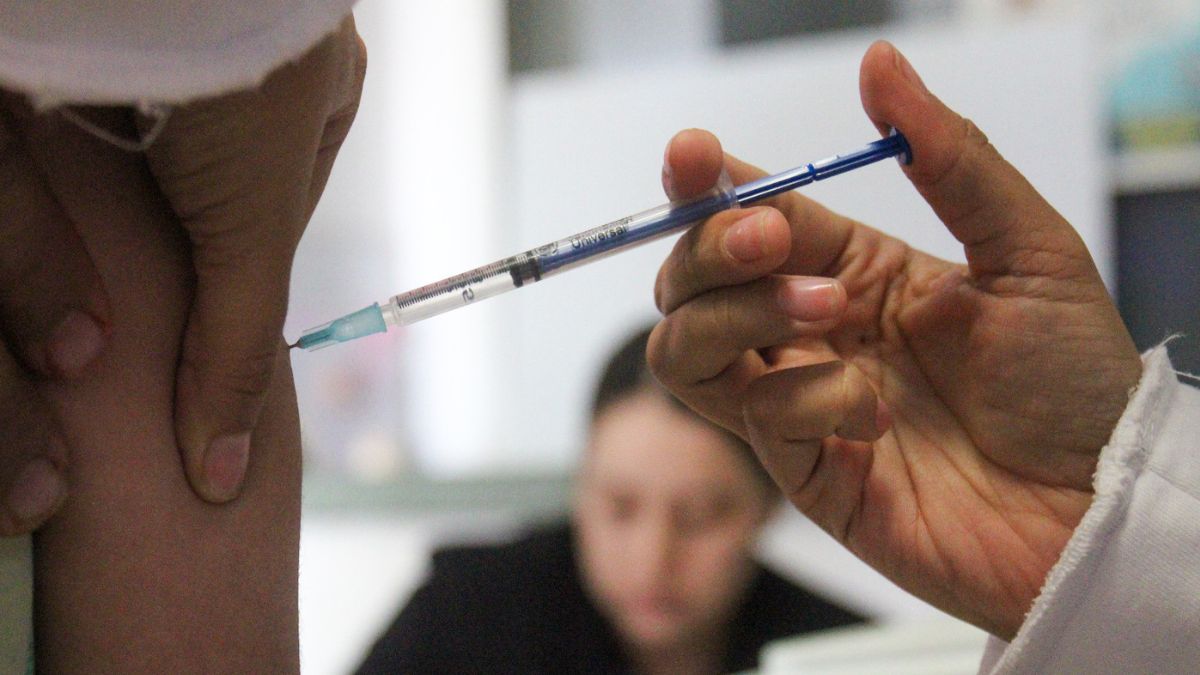 Una persona recibiendo una vacuna contra el Covid-19 o Influenza en Gómez Palacio.