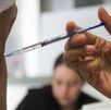 Una persona recibiendo una vacuna contra el Covid-19 o Influenza en Gómez Palacio.