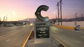 En la imagen se observa un bulevar con algunos carros pasando y una C de monumento y un letrero que dice bulevar Nazario Ortiz Garza.