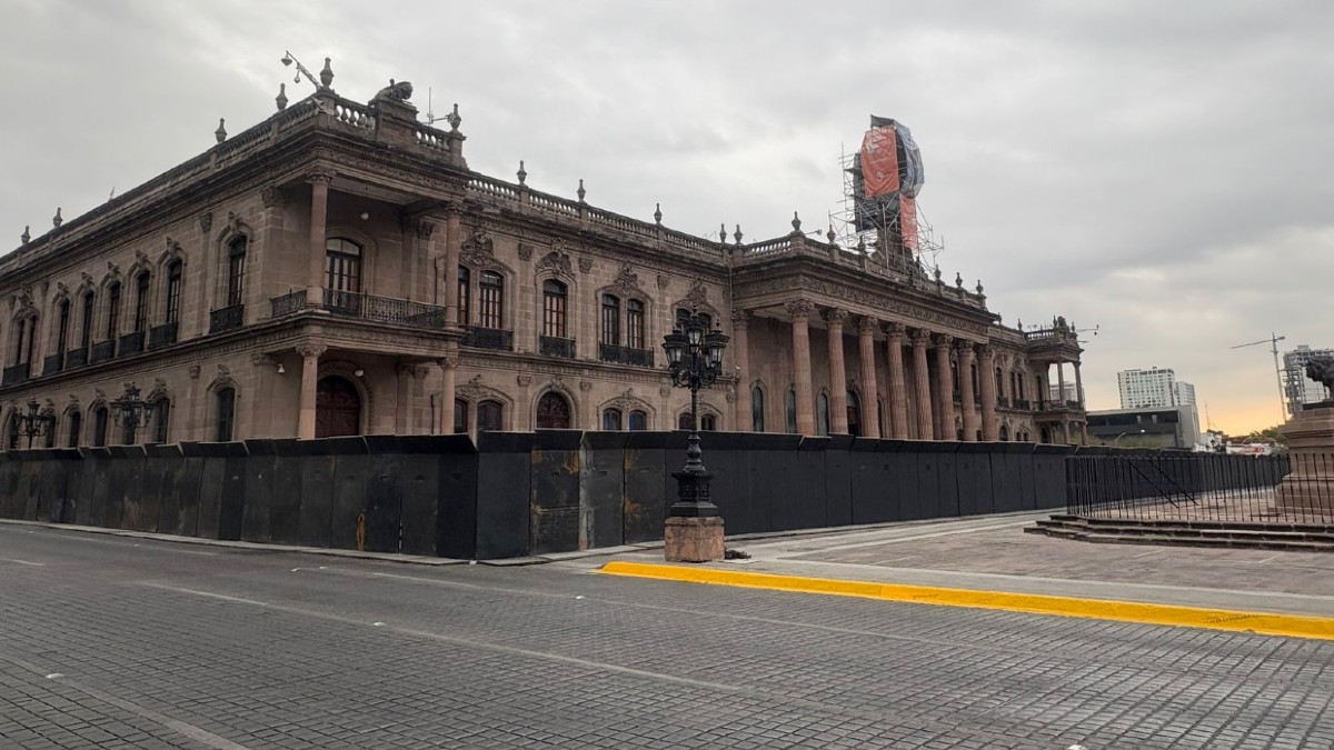 Vallas metálicas en Palacio de Gobierno de Nuevo León.
