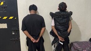 Al tratarse de un hecho flagrante y ante el señalamiento directo de la afectada, los policías procedieron a la detención de los menores que causaron daños a su