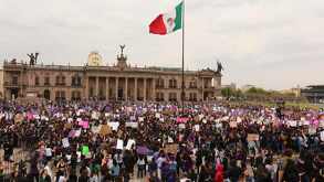 Manifestación de mujeres en Palacio de Gobierno de Nuevo León.