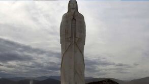 Imagen de la monumental escultura de la Virgen del Desierto ubicada en Gómez Palacio.