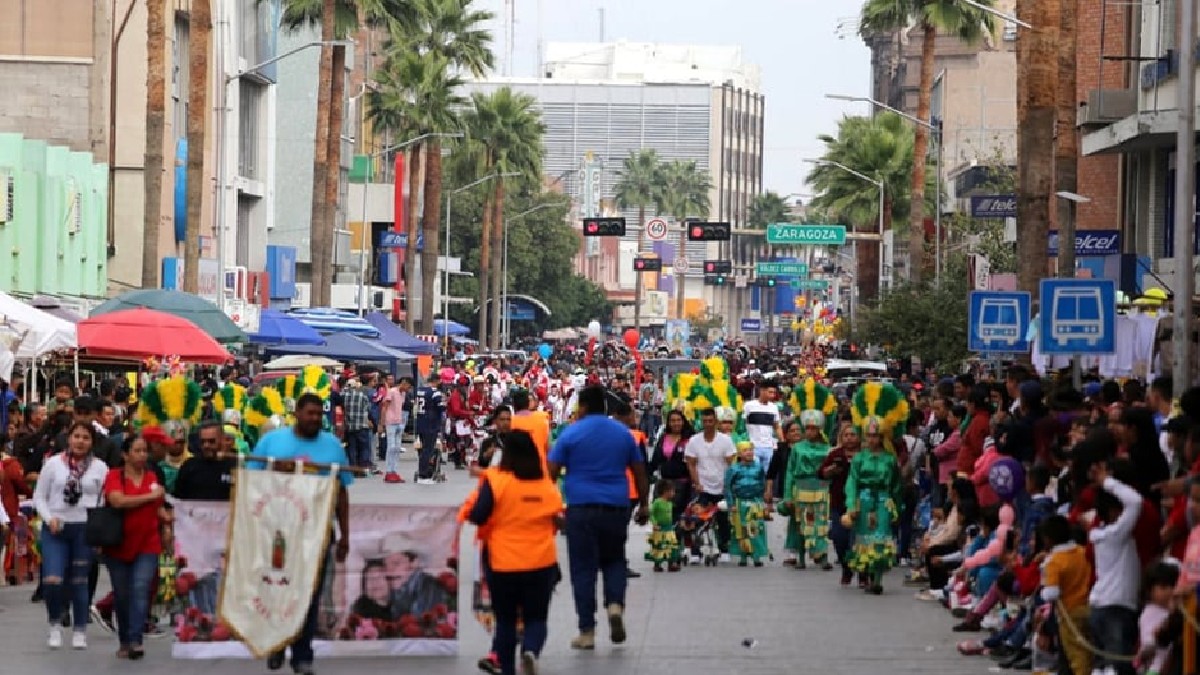 Multitud de gente con estandarte de la virgen de Guadalupe