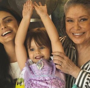 Gabriela Michel, Aislinn Derbez y su hija.