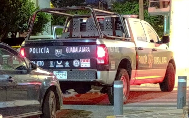 Una mujer fue encontrada muerta con múltiples heridas cerca del comedor de su casa en Guadalajara; Fiscalía investiga bajo protocolo de feminicidio.