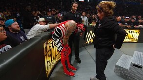 Penta lamentando la lesión que sufrió durante WWE Monday Night Raw el 24 de noviembre de 2025.