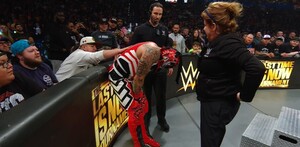 Penta lamentando la lesión que sufrió durante WWE Monday Night Raw el 24 de noviembre de 2025.