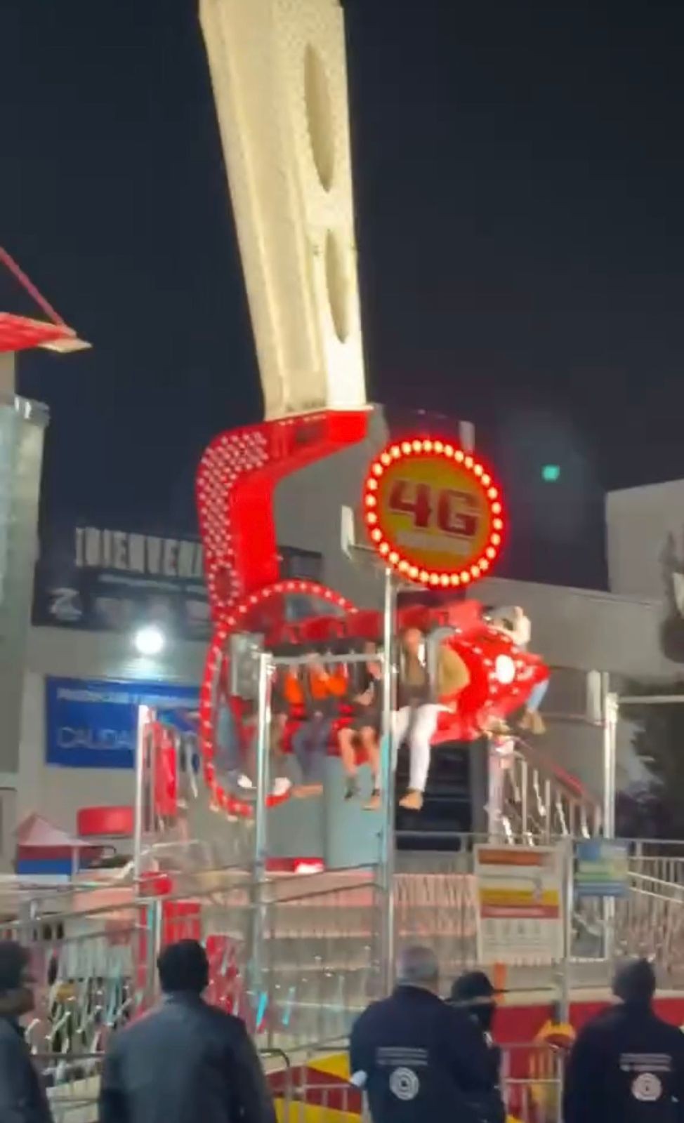 Un juego mecánico de gran altura, conocido como ‘Titán’ en la Feria Internacional Ganadera de Querétaro presentó una falla que dejó suspendidas a 13 personas.