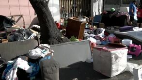 Pertenencias de personas desalojadas sobre calle Antonio Caso, colonia San Rafael
