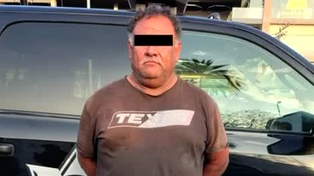 Un hombre fue detenido en Monterrey mientras conducía un tráiler con una caja robada con violencia en Escobedo.