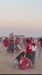 Testigos confirmaron que uno de los participantes en la riña tomó su camioneta y la introdujo a toda velocidad en el campo de fútbol.