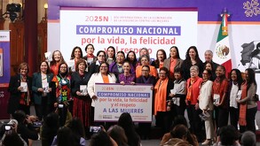 Sheinbaum con funcionarias firmando el acuerdo contra la violencia a las mujeres.