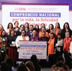 Sheinbaum con funcionarias firmando el acuerdo contra la violencia a las mujeres.