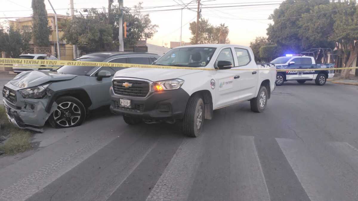 Camionetas colicionadas en calles de la ciudad de Torreón.