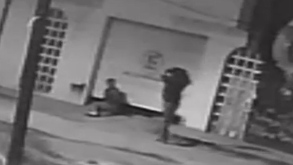 Dos hombres afuera de un taller en Puebla, de noche.