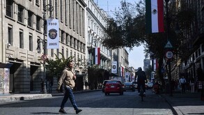Capitalinos caminando por la Ciudad de México al aire libre.