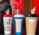 Una línea de cuatro vasos coleccionables de café de Starbucks con temática de la serie Stranger Things. Los vasos tienen colores, logotipos y tapas especiales