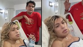 Wendy Guevara en una camilla de hospital mientras es acompañada por un hombre que la está cuidando.